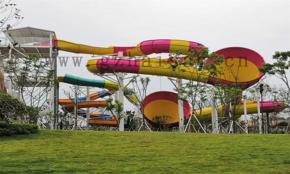 水上乐园滑梯设备狂欢，畅享刺激盛宴